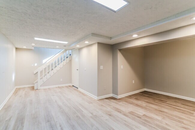 Building Photo - 5911 Vero Dr