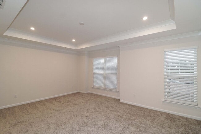 Building Photo - 2 Bedroom / 2.5 Bathroom Townhouse in Concord