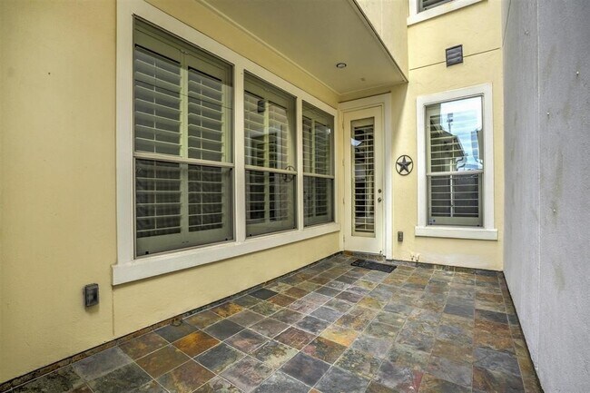 Building Photo - 2050 Palm Forest Ln