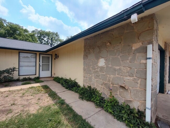 Building Photo - Northeast San Antonio 2 Bedroom 1 Bath Duplex