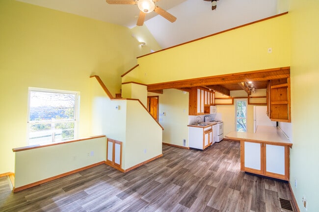 Building Photo - 10644 Peach Ridge Rd
