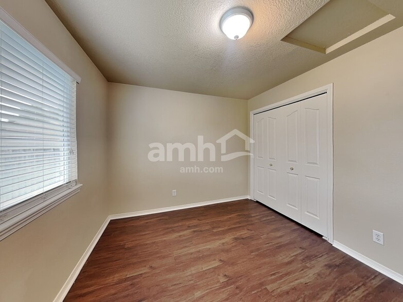Building Photo - 868 Red Fern Dr