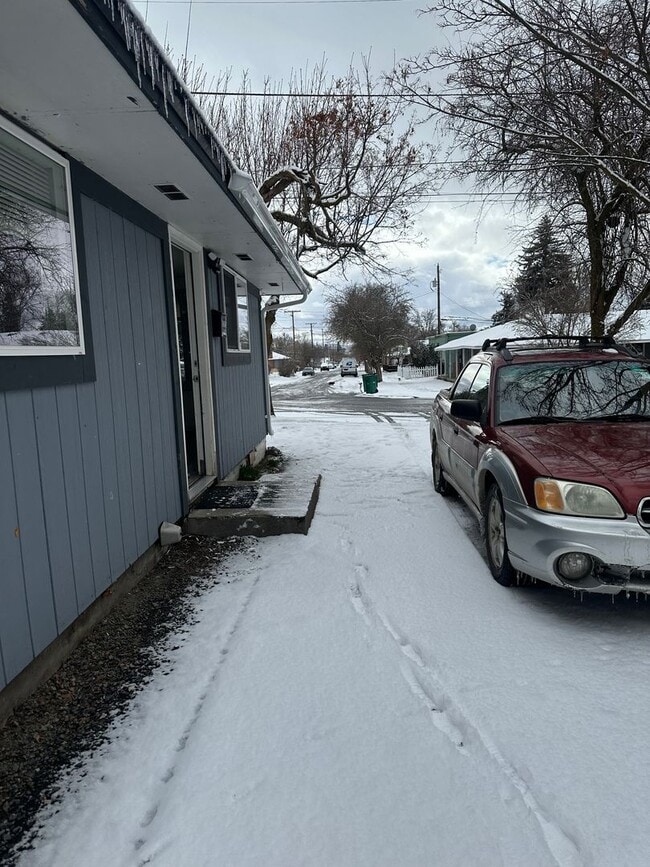 Building Photo - Charming 2 bedroom 1 bath home next to the bike trail Less than 3 miles from Sky Lakes and Oregon...