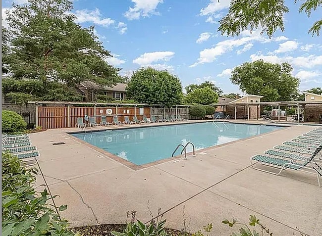 Building Photo - Spacious 2 bedroom in Hopkins!