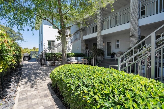 Primary Photo - 117 S Shore Dr