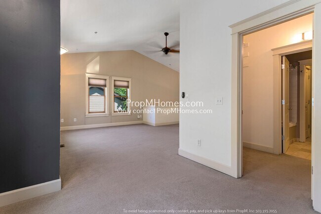 Building Photo - Two-Bedroom End Unit Condo in Goose Hollow! DEPOSIT SPECIAL