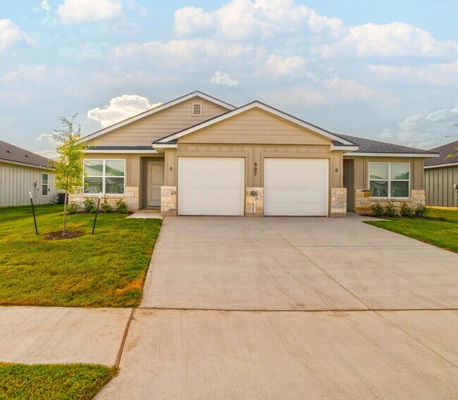 Primary Photo - 907 Switchgrass Dr