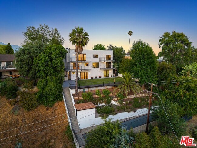 Building Photo - 105 Sequoia Dr