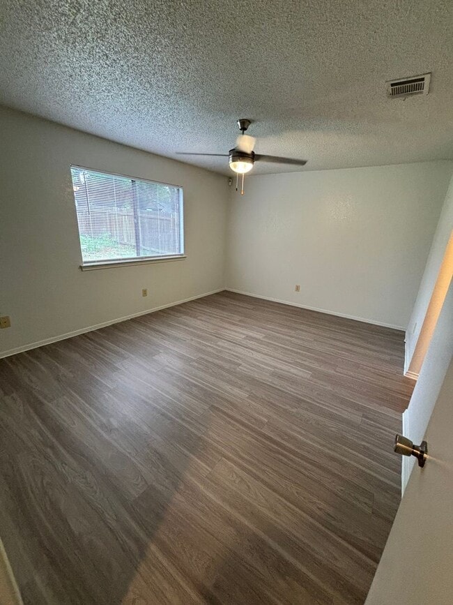 Building Photo - 3/2 in the Heart of North Austin!