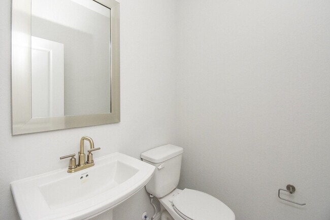 Building Photo - 2323 Birch View Ln