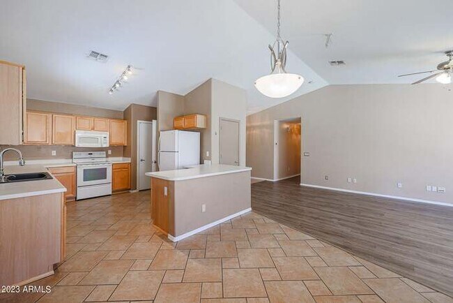Building Photo - GREAT 3 bed, 2 bath home