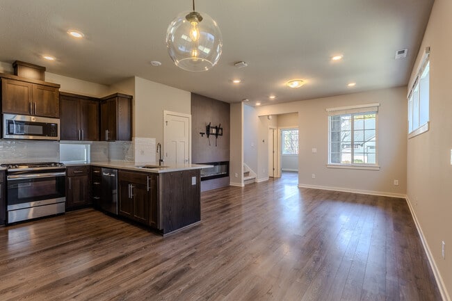 Building Photo - 6280 SE Genrosa St