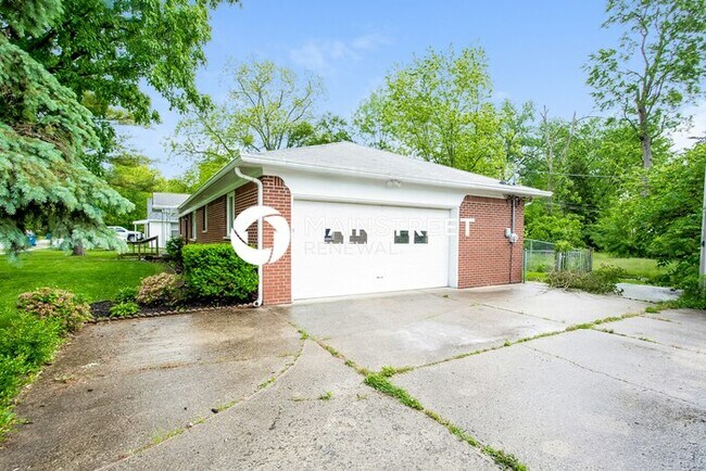 Building Photo - 3 Bedroom Pet-Friendly Home in Indianapolis, IN with Main Street Renewal