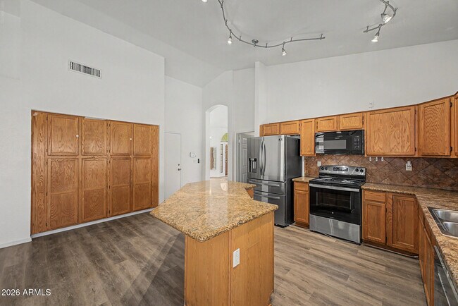 Building Photo - 3103 N Meadow Ln
