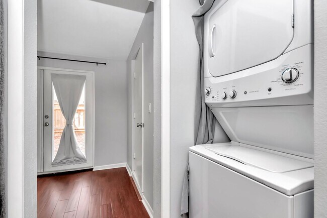 Building Photo - South Tampa 2 Bedroom w/ Office 2 Bathroom Townhome