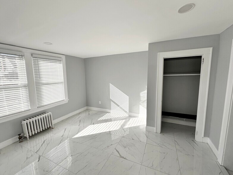 bedroom & closet - 19 Parkview Ter