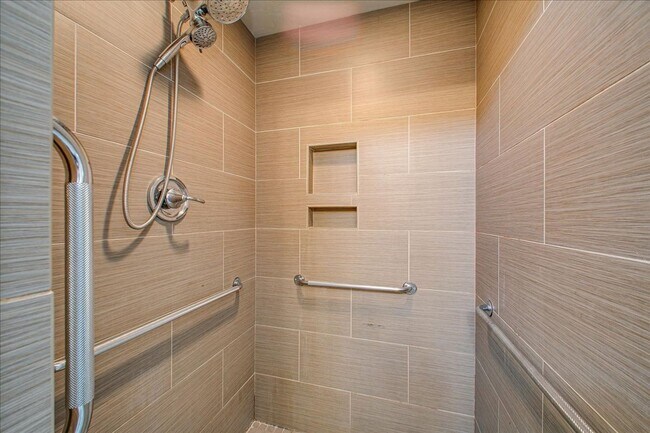 Building Photo - Modern 2 Story Home in North End!