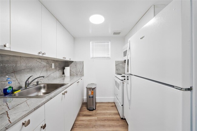 Building Photo - 1051 NE 163rd St