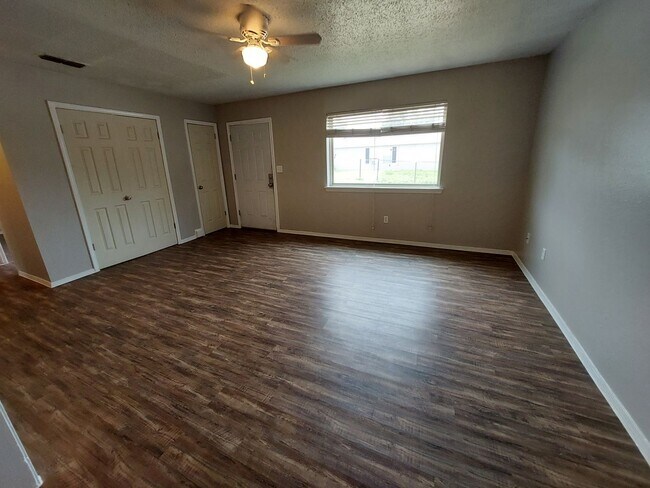 Building Photo - 301 N Louisiana St