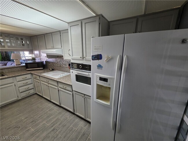 Building Photo - 750 S Royal Crest Cir