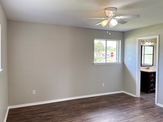 Building Photo - 3 Bedroom / 2 Bath / 2 Car Garage