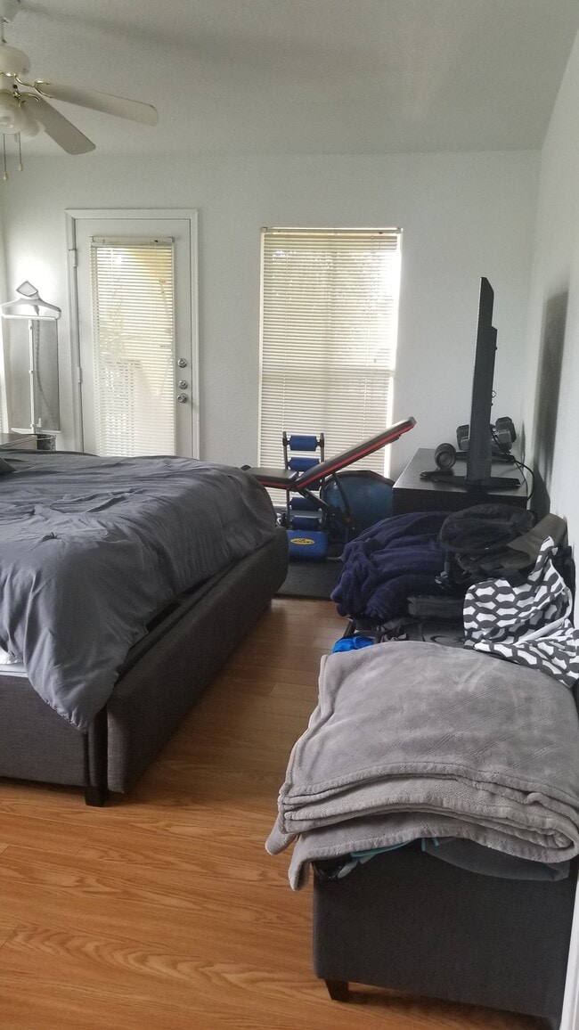 Building Photo - 977 Riverside Dr