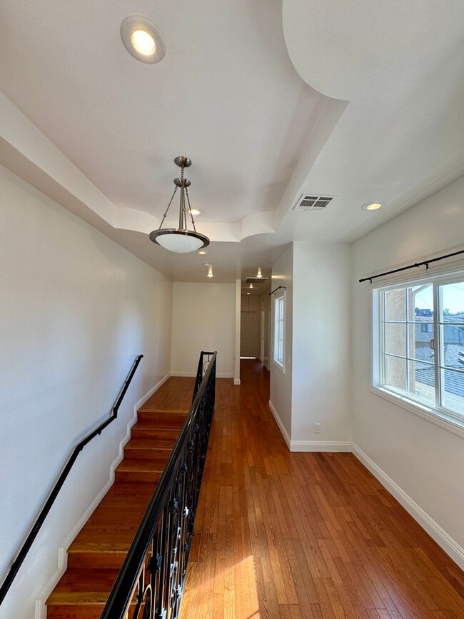 Building Photo - Beautifully Renovated 4 Bed 4 Bath House For Rent In Long Beach!