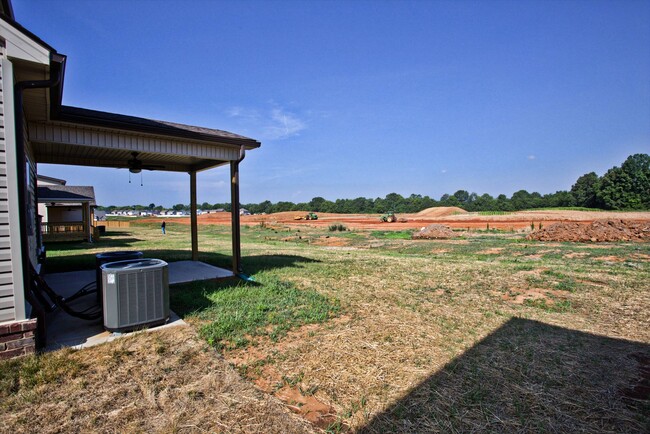 Building Photo - Beautiful 4 Bedroom Home in Clarksville