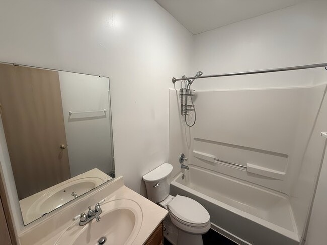 Building Photo - 3 Bed, 2 Bath Townhome Available Now!