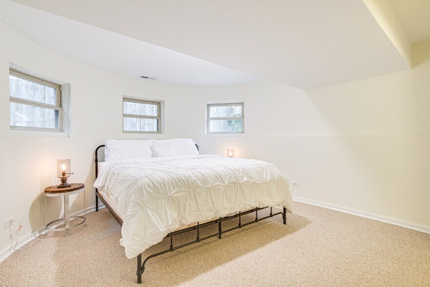 Building Photo - 3975 S Ellis Ave