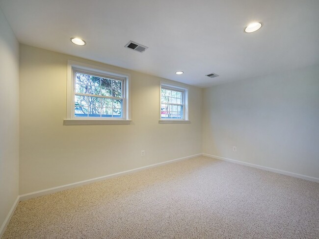 Building Photo - 2702 Navarre Dr
