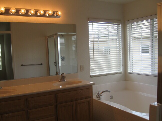 Building Photo - 1742 Dunsmuir Way