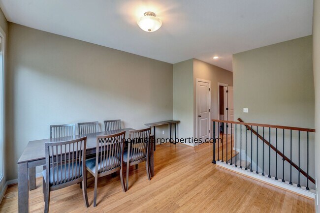 Building Photo - Stylish Multnomah Village Townhome