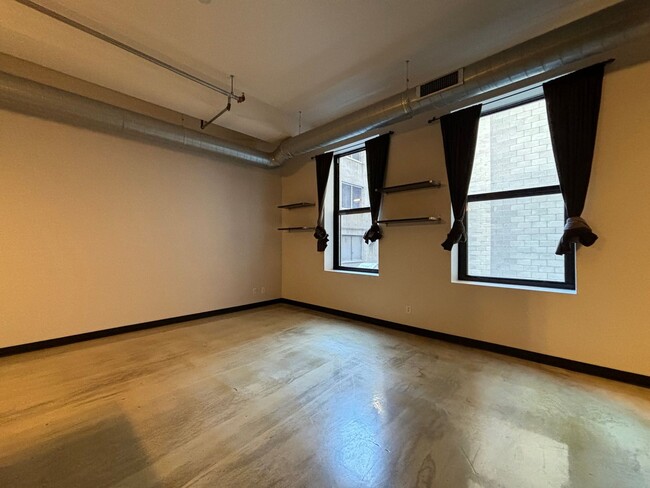 Building Photo - Spectacular Spacious Studio Condo in Downt...