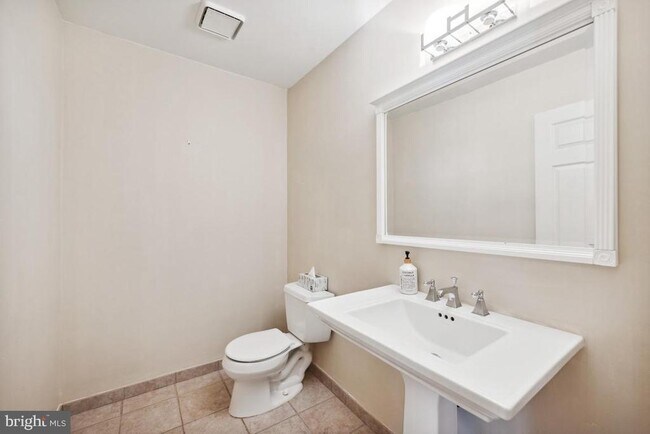 Building Photo - 10 Corlen Ct