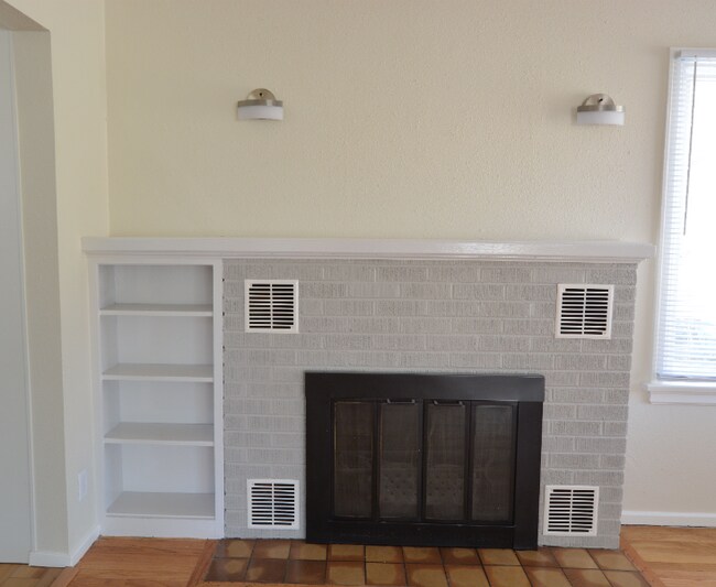 Building Photo - Completely Renovated Three Bedroom Apartment