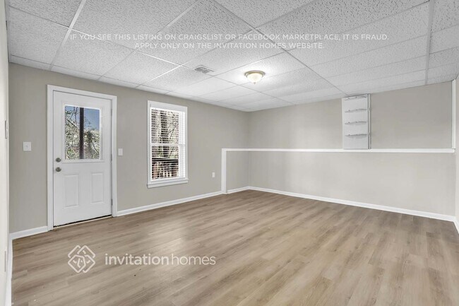 Building Photo - 1810 Collines Ave