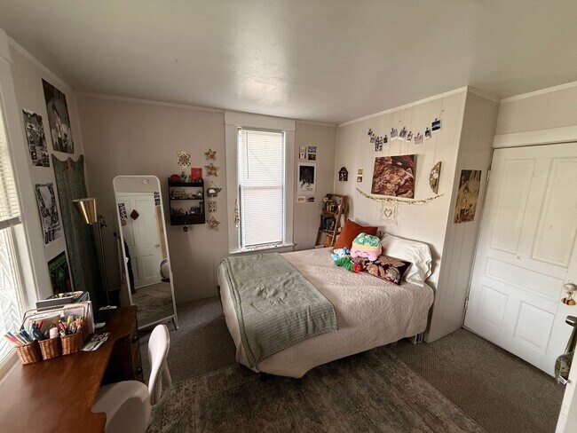 Building Photo - PRELEASING: 4 bdrm/1bath Sunny York Neighborhood home!