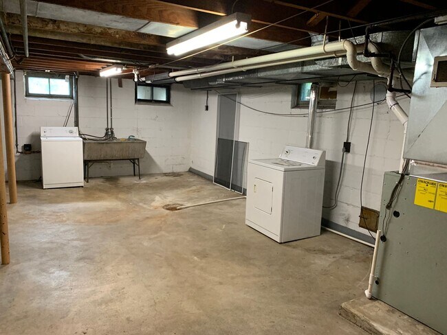 Building Photo - 842 7th Ave SW