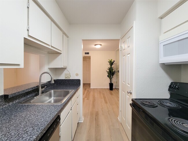 Building Photo - 5711 Sugar Hill Dr