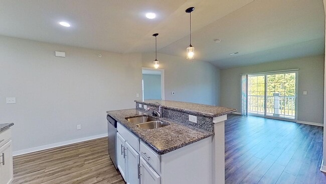 Building Photo - Like New Condo Style Upper 3 Bedroom 2 Bathroom plus Den Apartment is Available