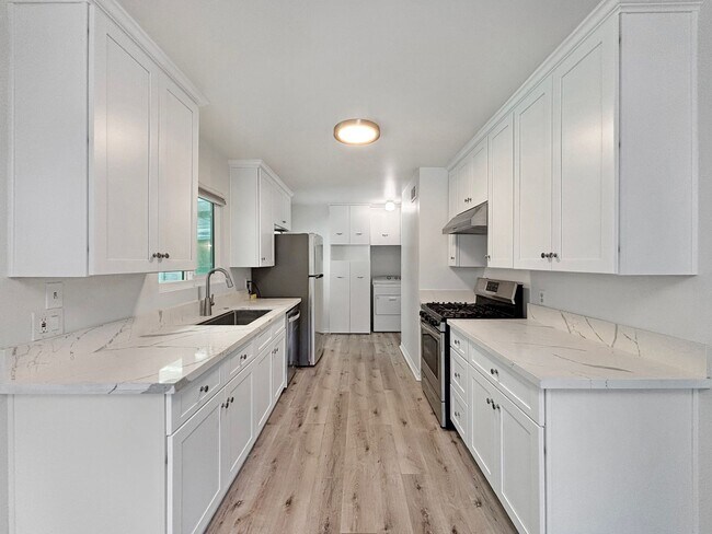 Building Photo - Beautiful 5BD/3BA House Near SDSU W/ W/D, ...