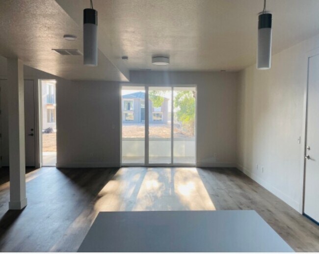 Building Photo - 340 340 N