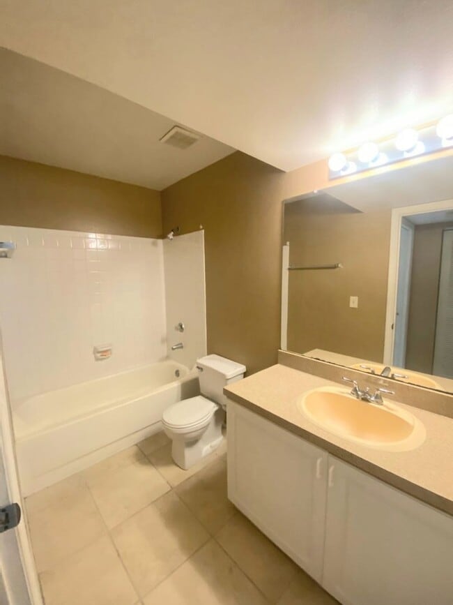 Building Photo - Ground level nice condo