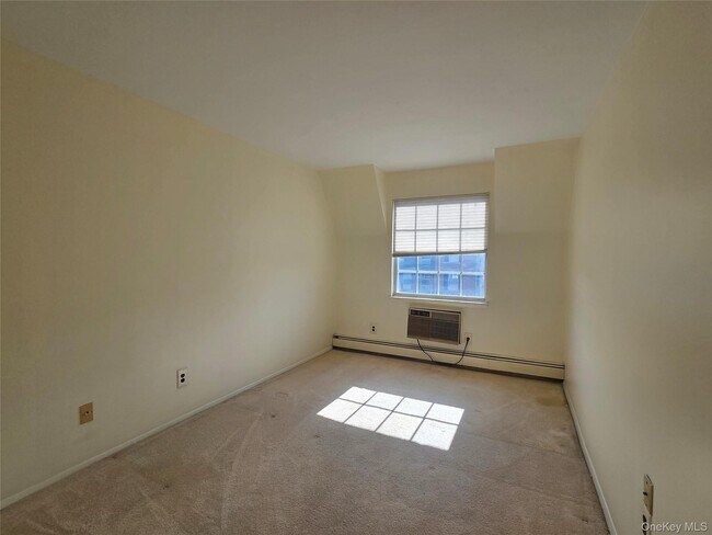 Building Photo - 12-29-29 Diane Pl