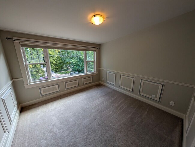 Building Photo - Beautiful 3 Bedroom House right across from City Park