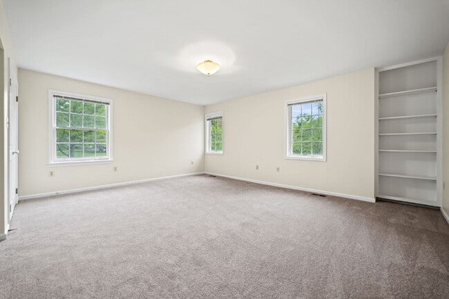 Building Photo - Elegant Tudor-Style Home in a Peaceful Oakton Setting