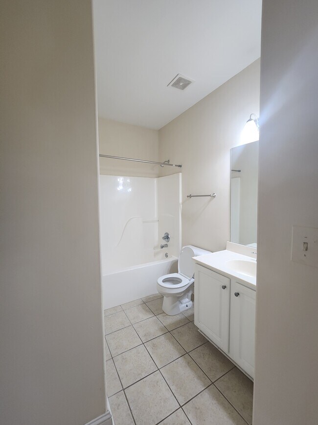 Building Photo - 2110 Lakeside Dr