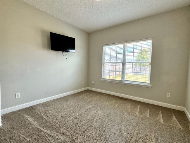 Building Photo - AVAILABLE OCTOBER 2025 [PET FRIENDLY]