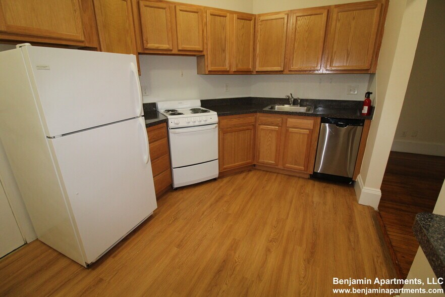 Building Photo - 1583 Beacon St